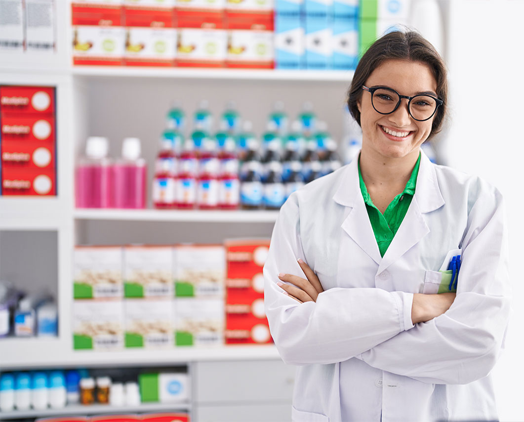 farmaceutica-jovem-hispanica-sorrindo-confiante-em-pe-com-gesto-de